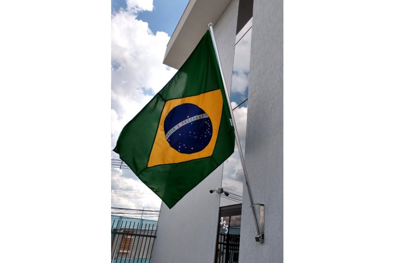 Bandeira do Brasil 90x129cm com Suporte e Mastro 200cm